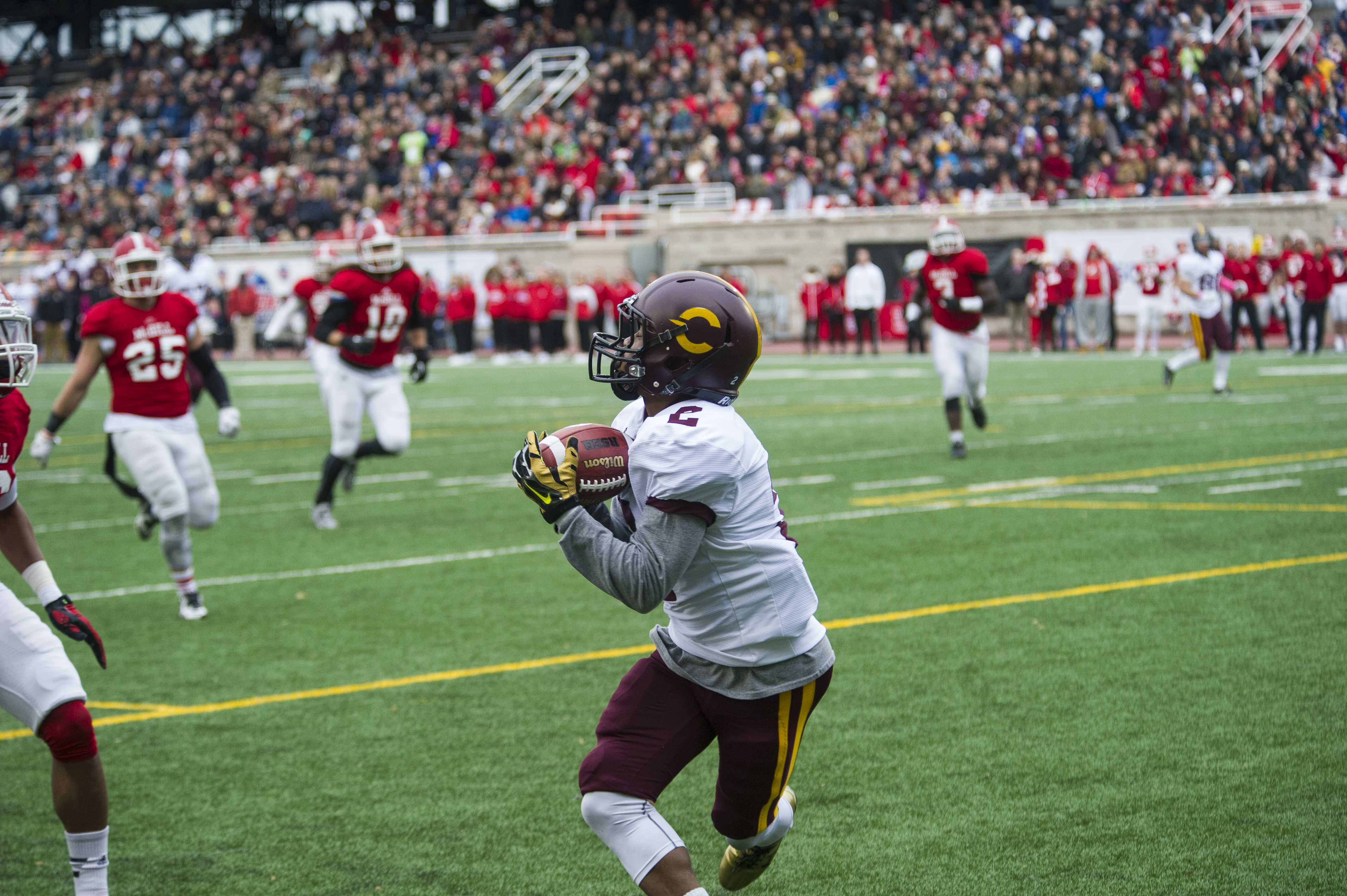 Justin Julien catches a pass from Quarterback Trenton Miller. Photo by Andrej Ivanov.