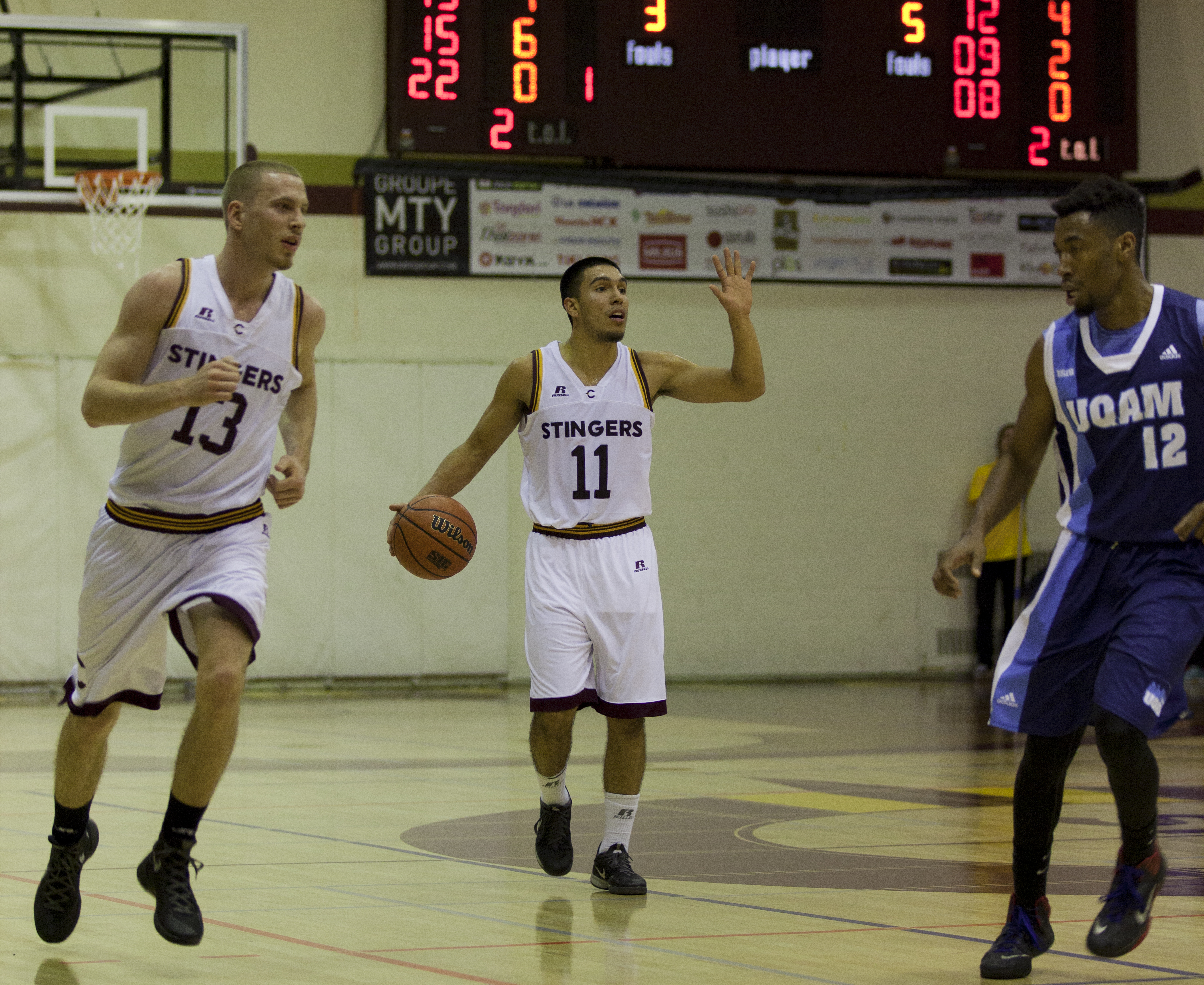 Stingers point guard Ricardo Monge sets up a play. Photo by Marie-Pierre Savard.