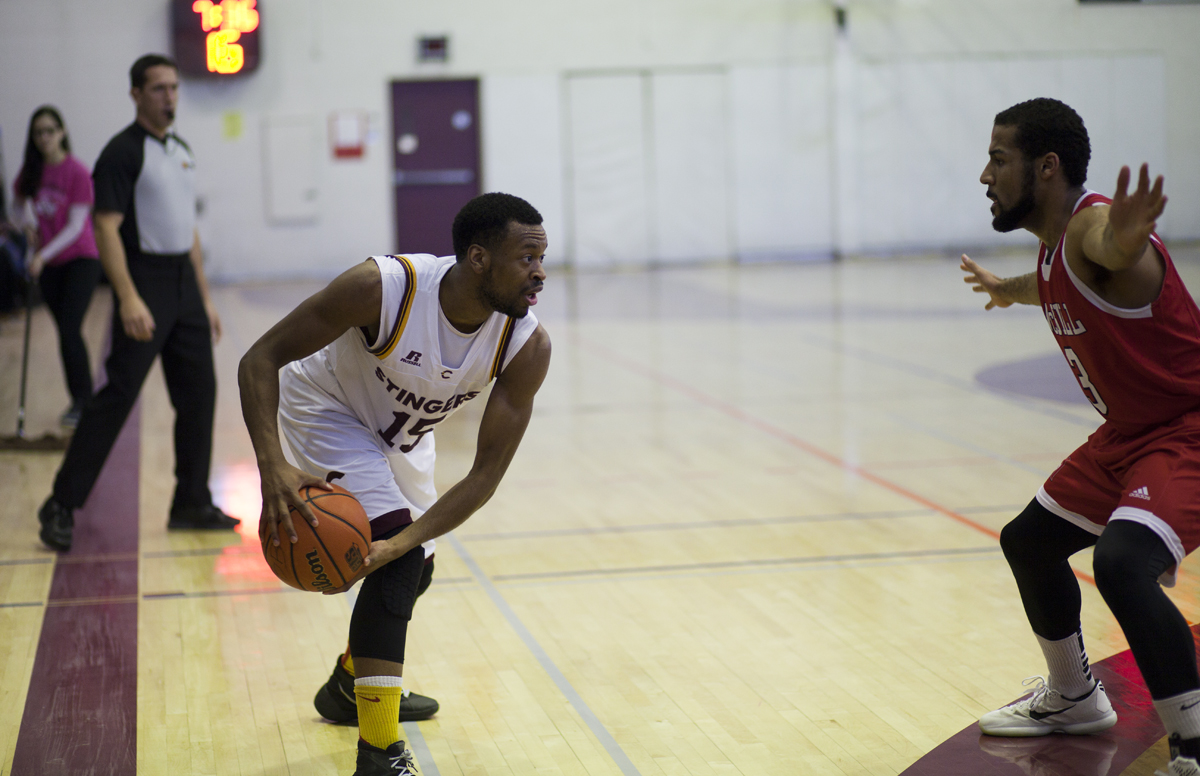 Stingers guard Jaleel Webb makes a move on a McGill player. Photo by Marie-Pierre Savard.