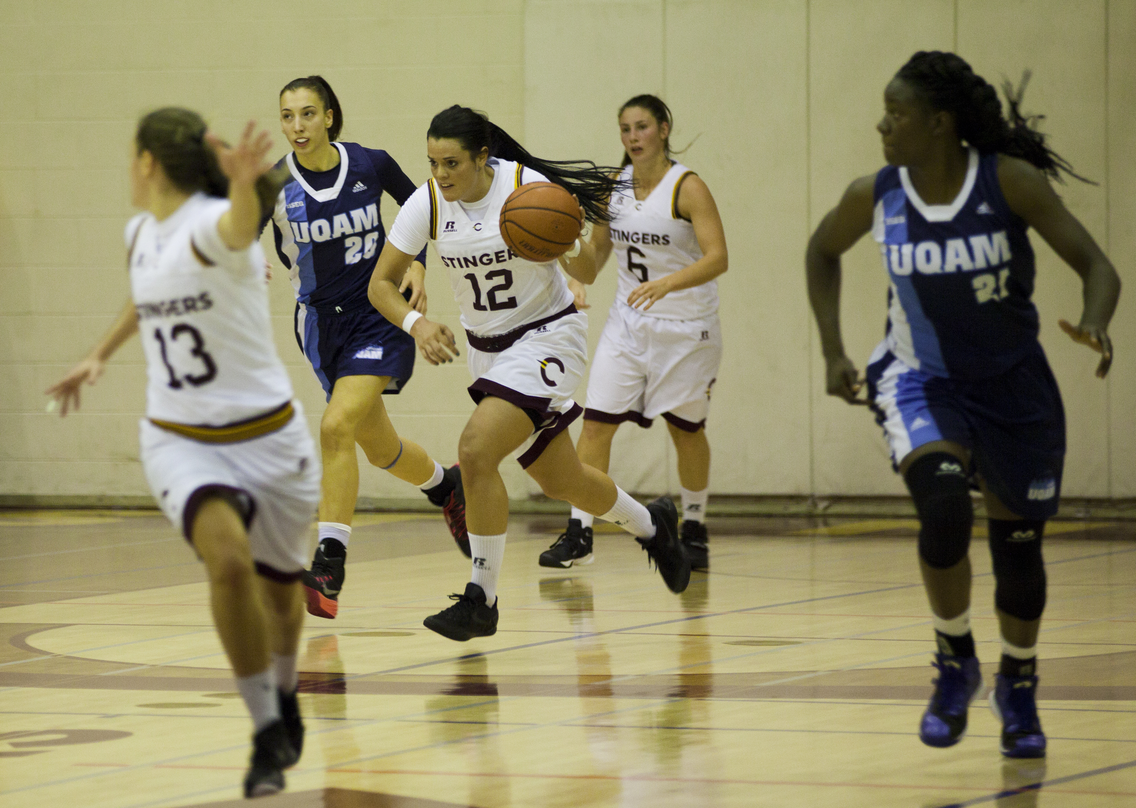 Stingers forward Richelle Gregoire storm doen the court in an earlier match-up against UQÀM. Photo by Marie-Pierre Savard.