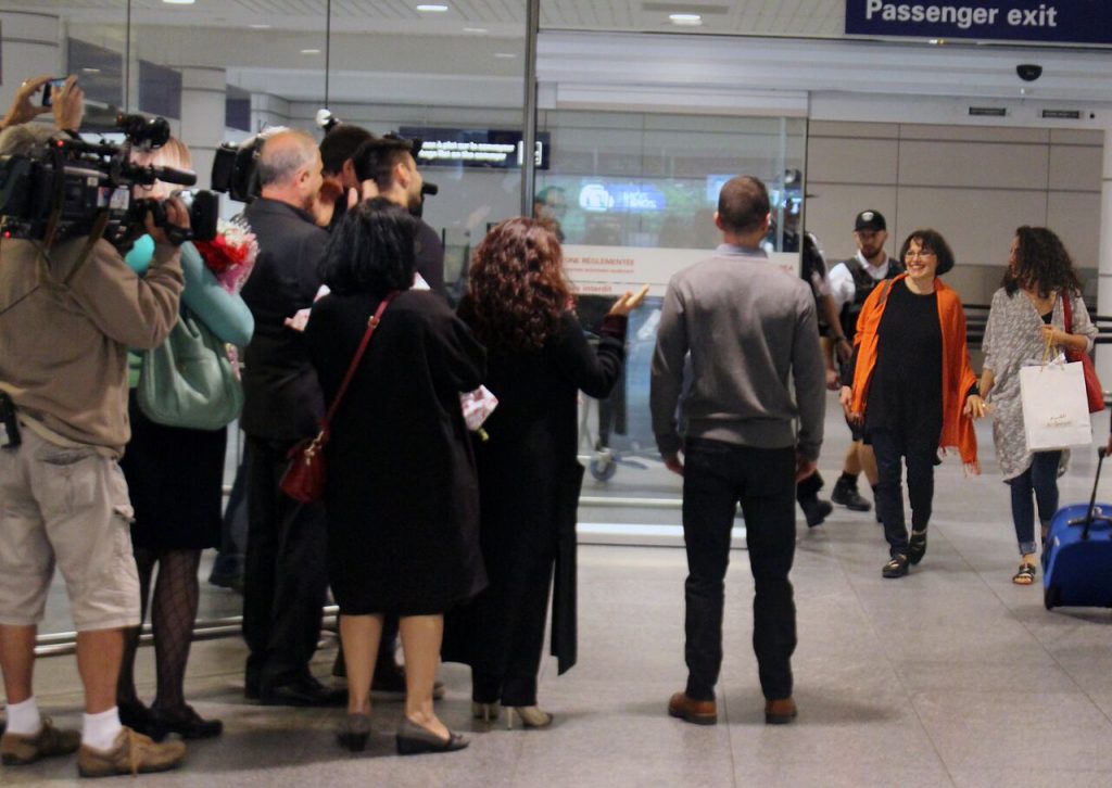 Hoodfar being greeted by the press in Montréal–Pierre Elliott Trudeau International Airport. Photo by Nelly Serandour-Amar.