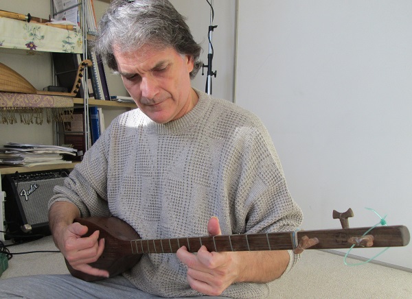 Portrait of musician and ethnomusicologist, Rob Simms playing the tanbur. Photo courtesy of Rob Simms